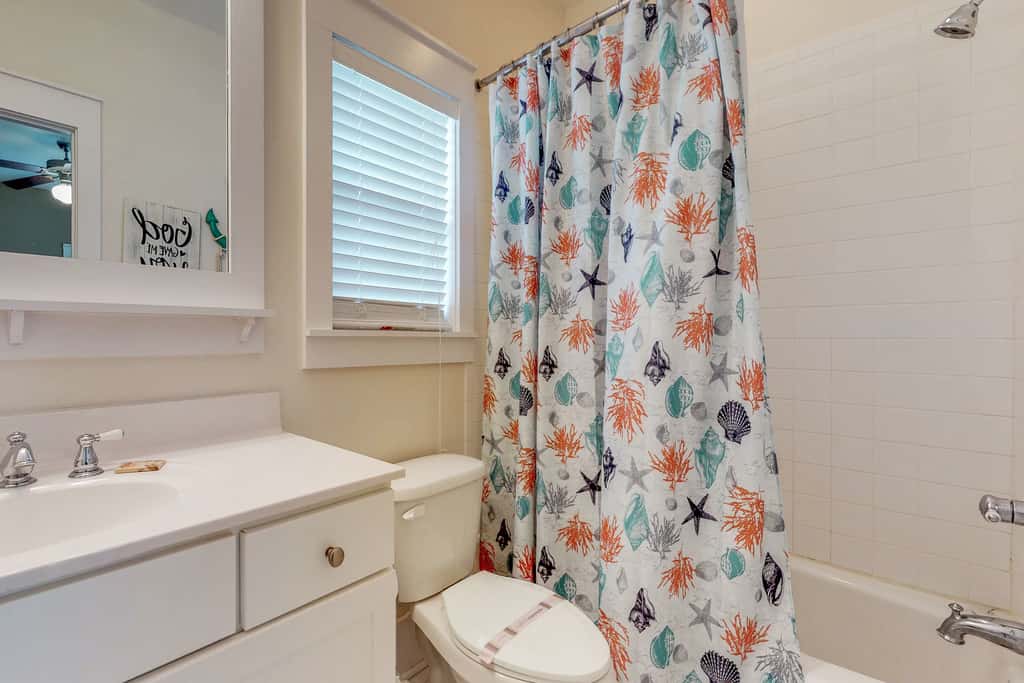 Lovely cottage with screened porches - access to hot tub & gym