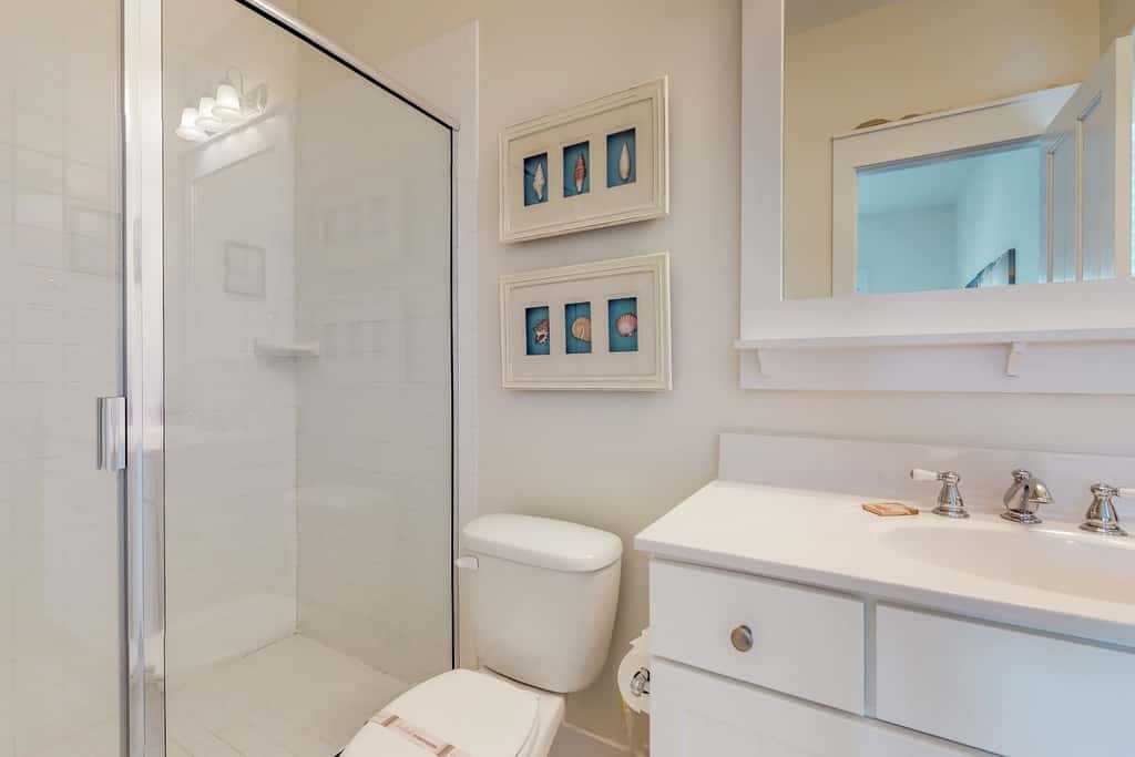 Lovely cottage with screened porches - access to hot tub & gym
