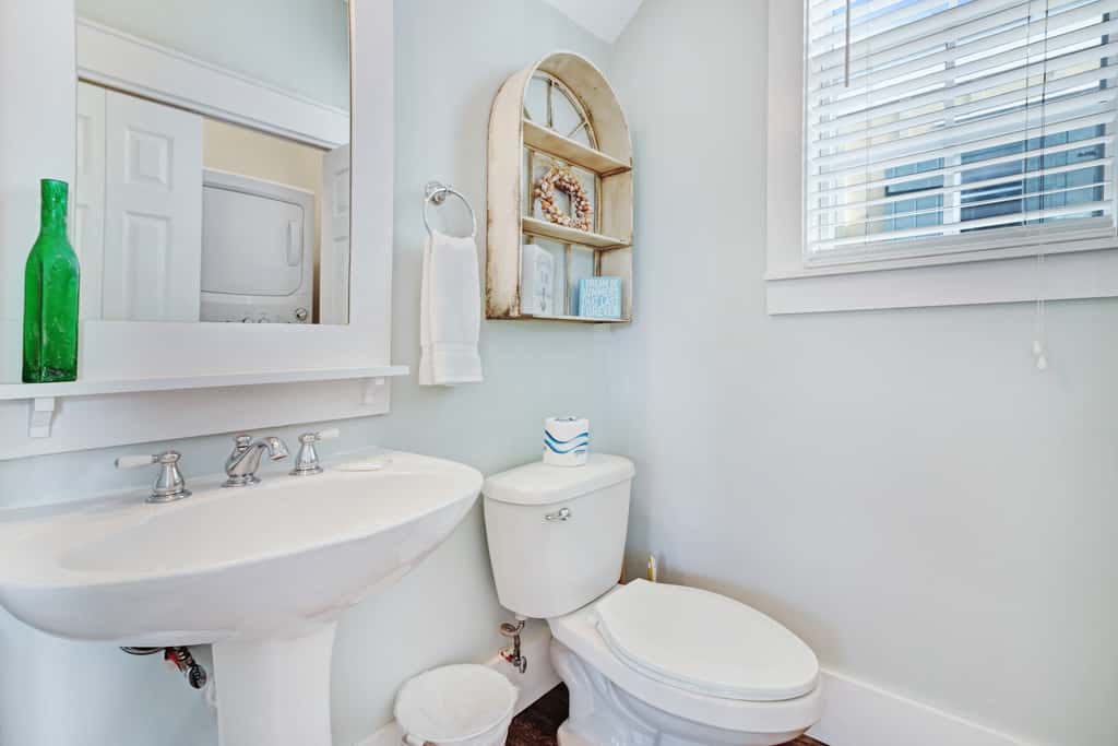 Lovely cottage with screened porches - access to hot tub & gym