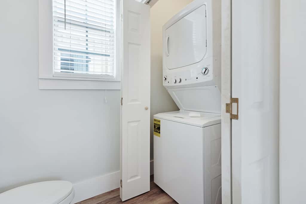 Lovely cottage with screened porches - access to hot tub & gym