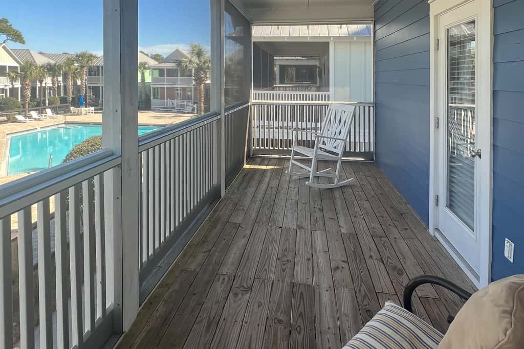 Lovely cottage with screened porches - access to hot tub & gym