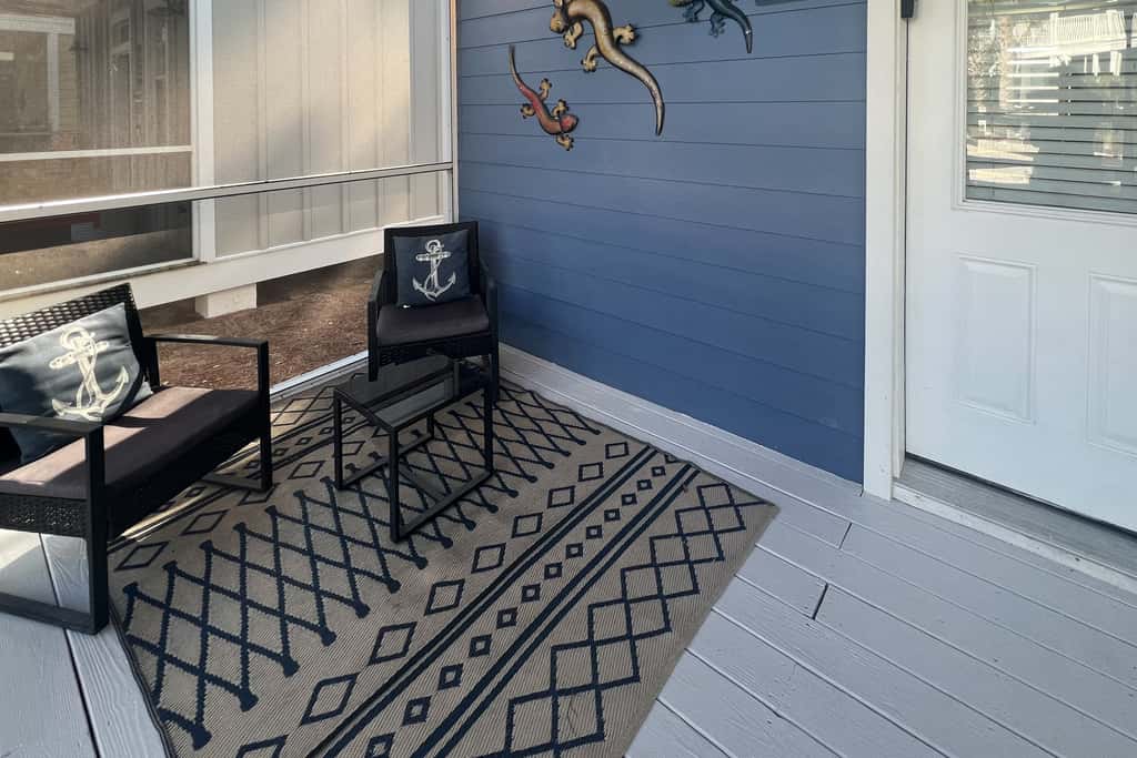 Lovely cottage with screened porches - access to hot tub & gym