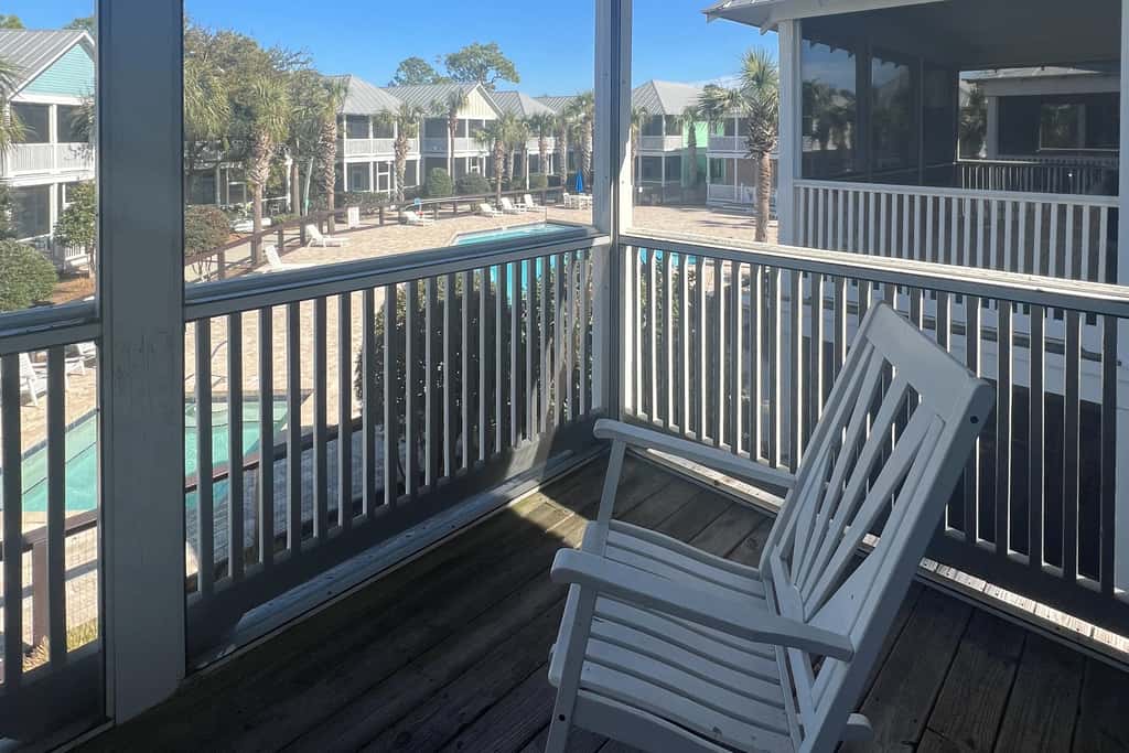 Lovely cottage with screened porches - access to hot tub & gym
