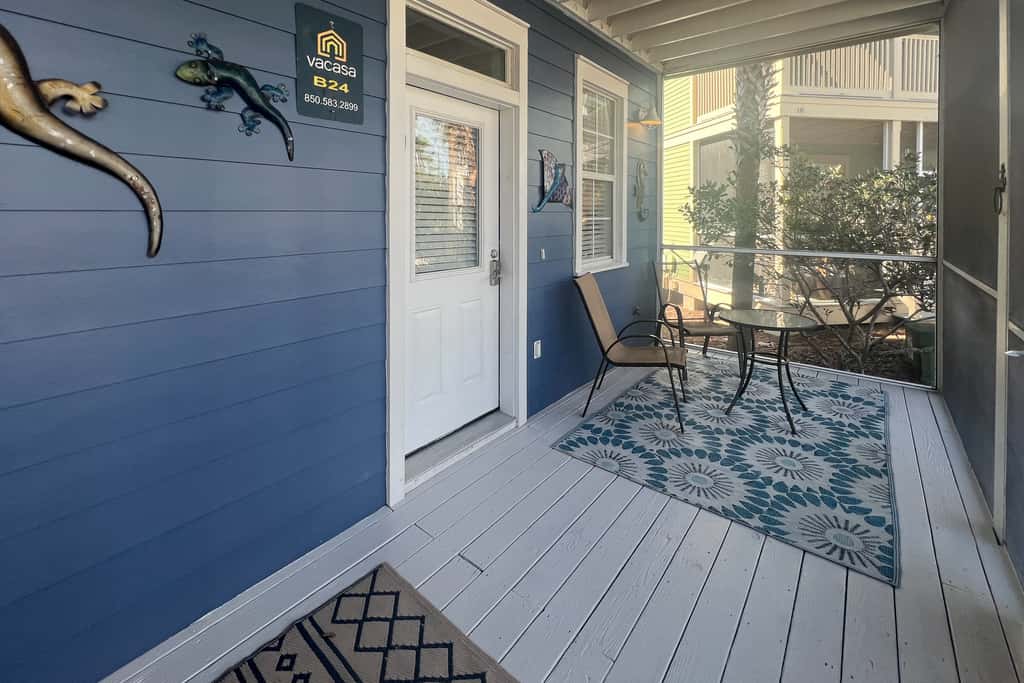 Lovely cottage with screened porches - access to hot tub & gym