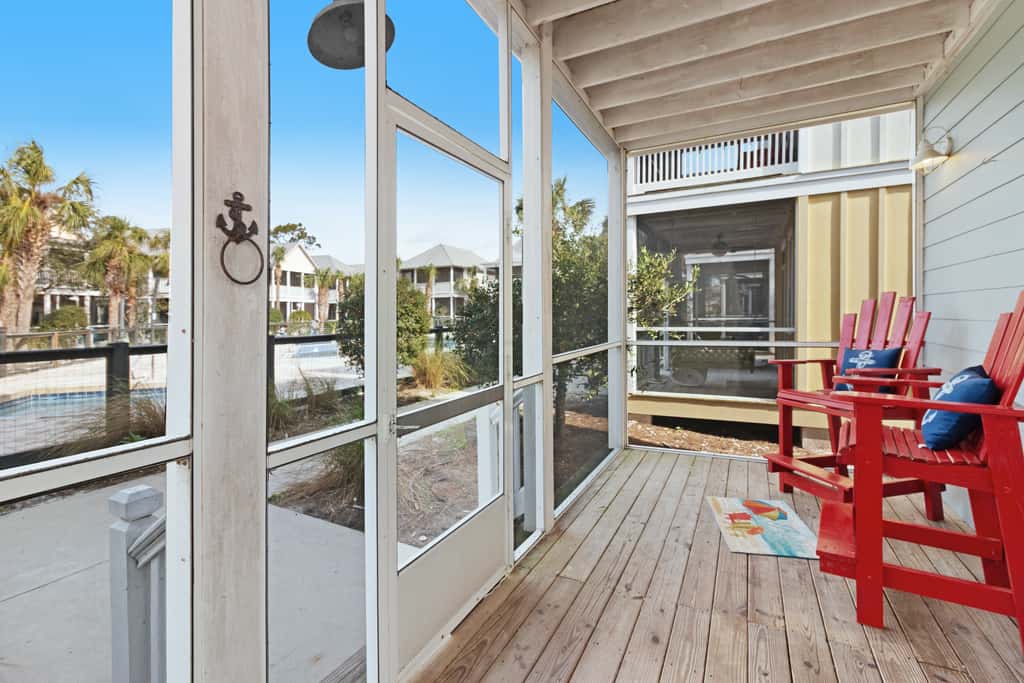 Lovely cottage with screened porches - access to hot tub & gym