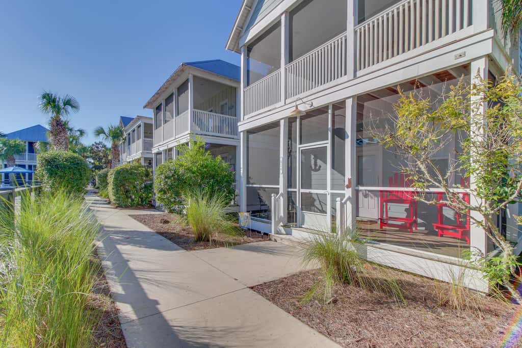 Lovely cottage with screened porches - access to hot tub & gym