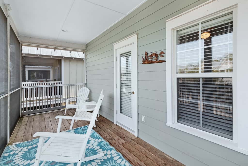 Lovely cottage with screened porches - access to hot tub & gym