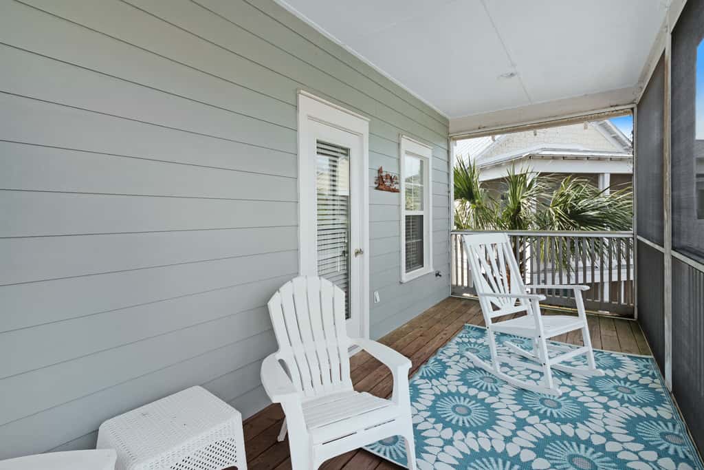 Lovely cottage with screened porches - access to hot tub & gym