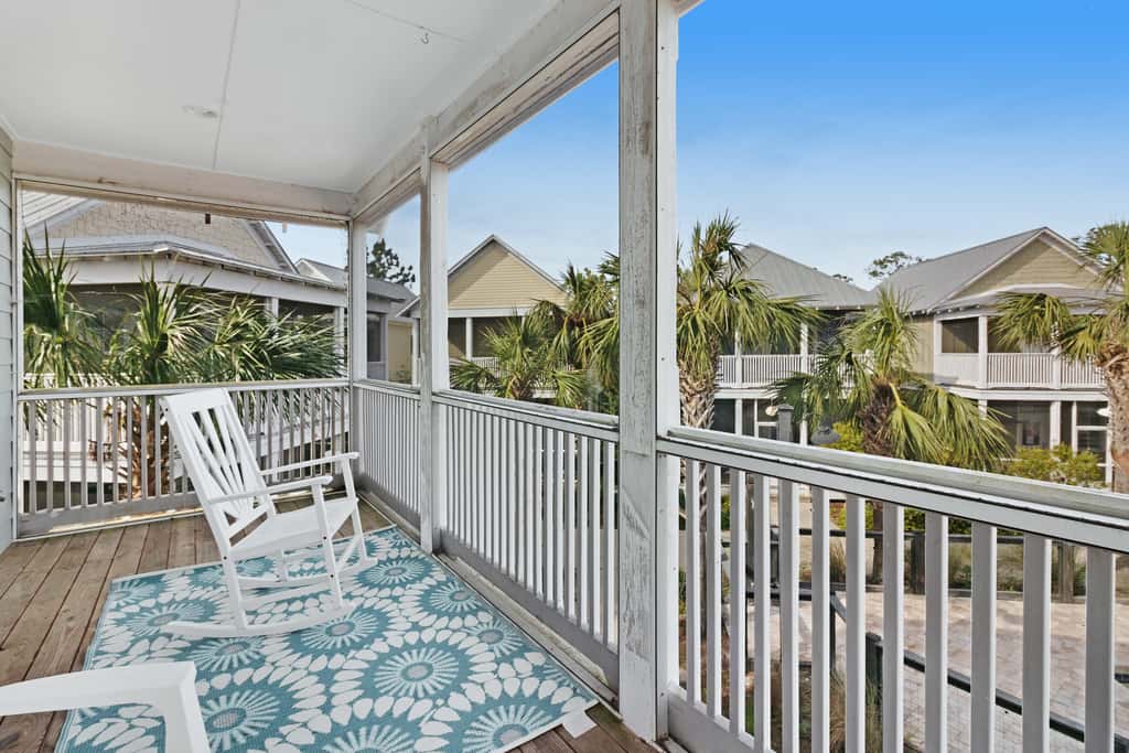 Lovely cottage with screened porches - access to hot tub & gym
