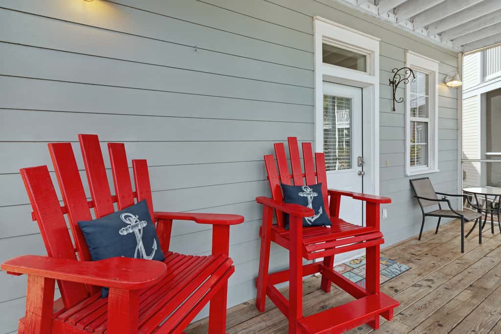 Lovely cottage with screened porches - access to hot tub & gym