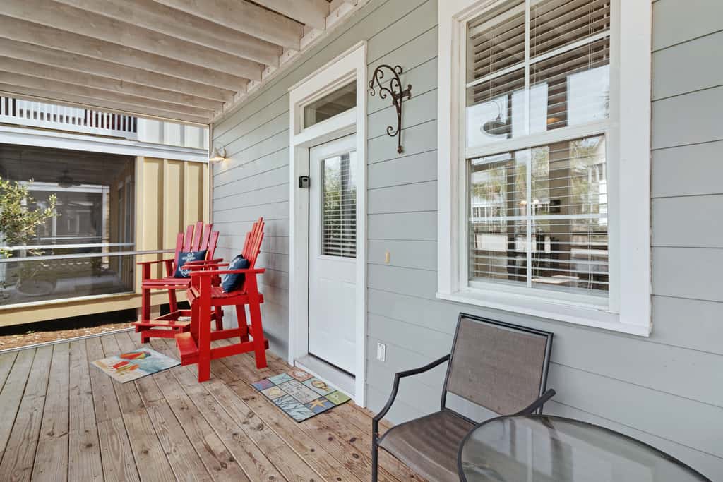Lovely cottage with screened porches - access to hot tub & gym