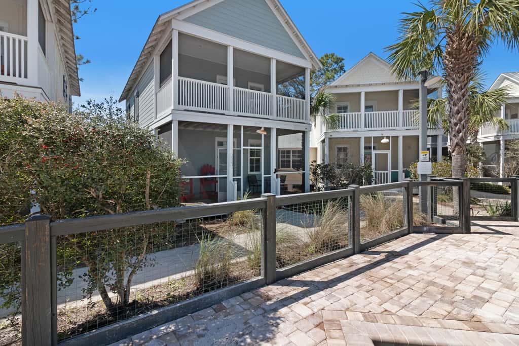 Lovely cottage with screened porches - access to hot tub & gym