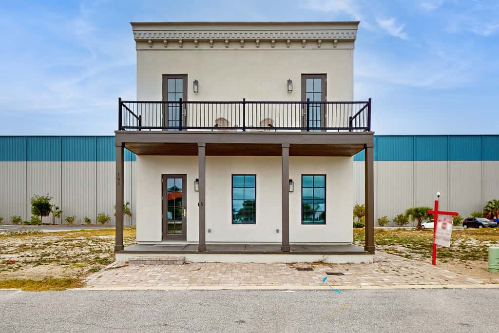 Dog-friendly bay view duplex with full kitchen, washer/dryer, & central AC
