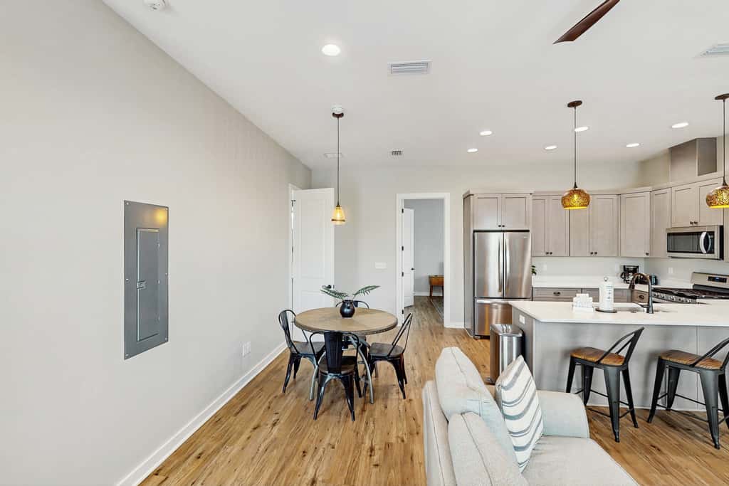 Dog-friendly bay view duplex with full kitchen, washer/dryer, & central AC
