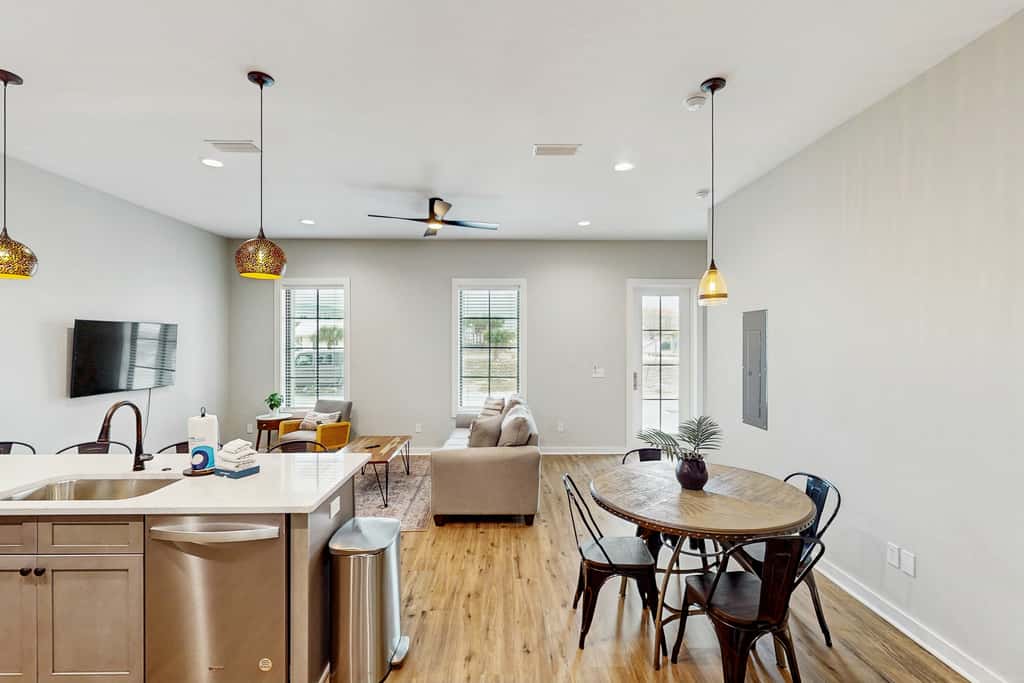 Dog-friendly bay view duplex with full kitchen, washer/dryer, & central AC