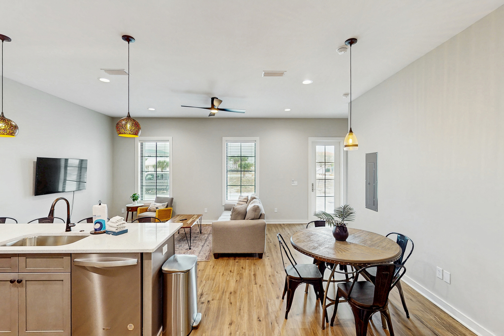Dog-friendly bay view duplex with full kitchen, washer/dryer, & central AC