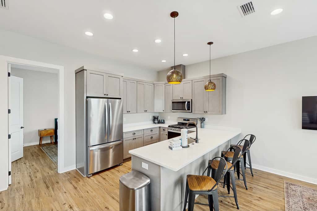 Dog-friendly bay view duplex with full kitchen, washer/dryer, & central AC