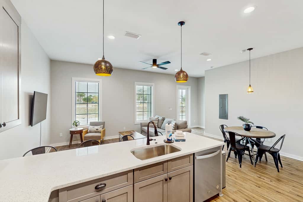 Dog-friendly bay view duplex with full kitchen, washer/dryer, & central AC