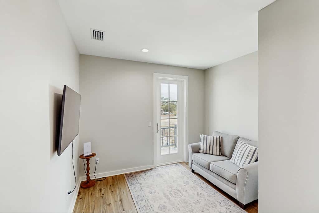 Dog-friendly bay view duplex with full kitchen, washer/dryer, & central AC