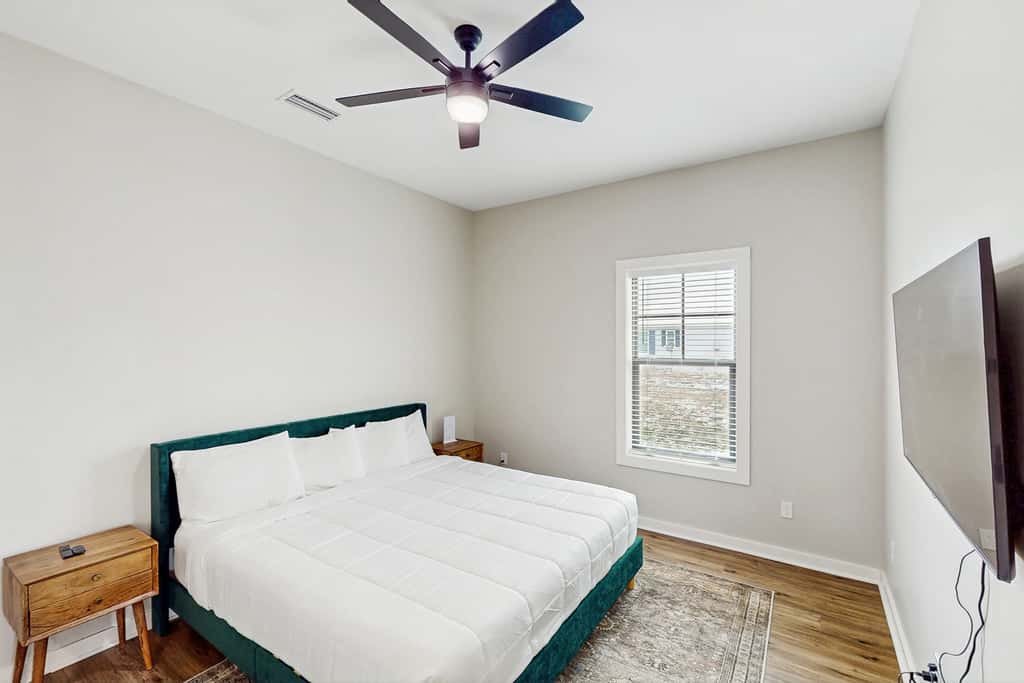 Dog-friendly bay view duplex with full kitchen, washer/dryer, & central AC