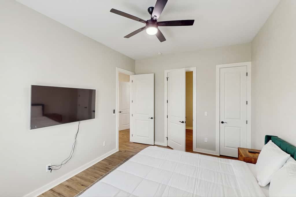 Dog-friendly bay view duplex with full kitchen, washer/dryer, & central AC