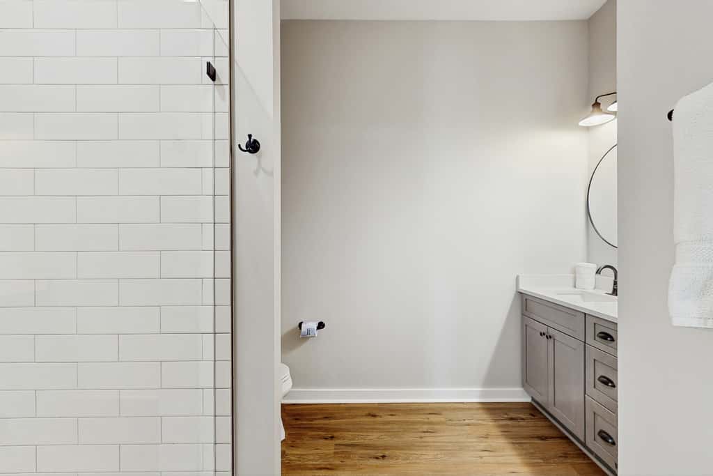 Dog-friendly bay view duplex with full kitchen, washer/dryer, & central AC