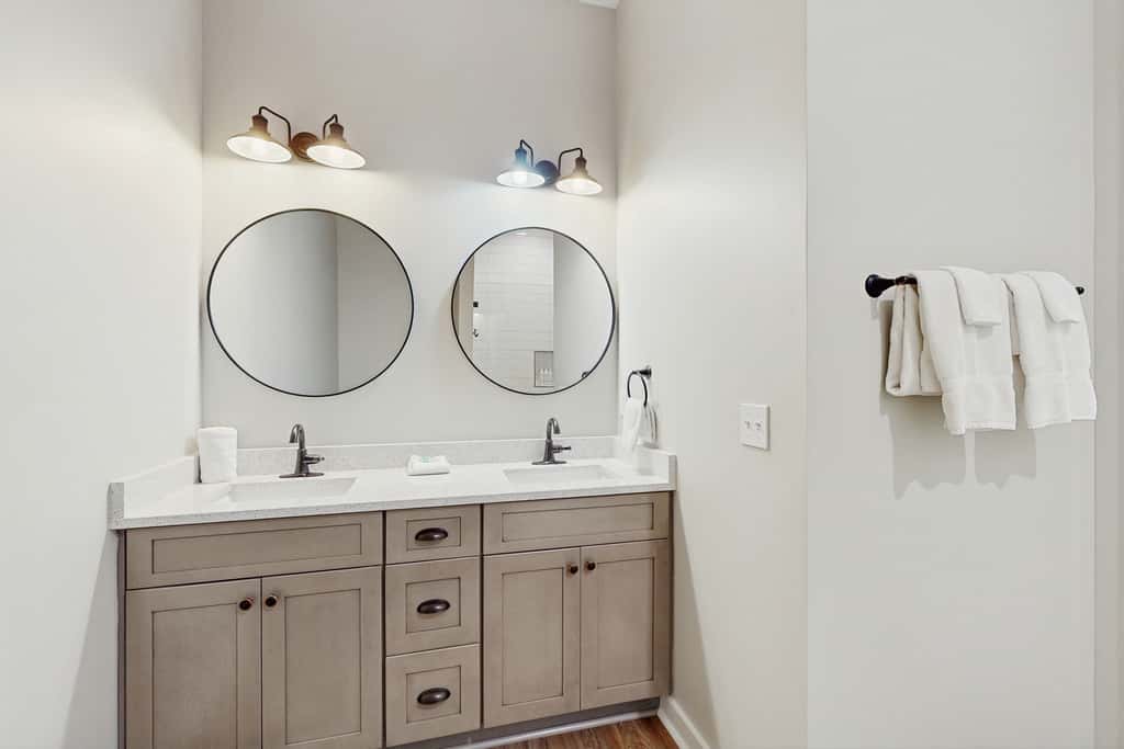Dog-friendly bay view duplex with full kitchen, washer/dryer, & central AC