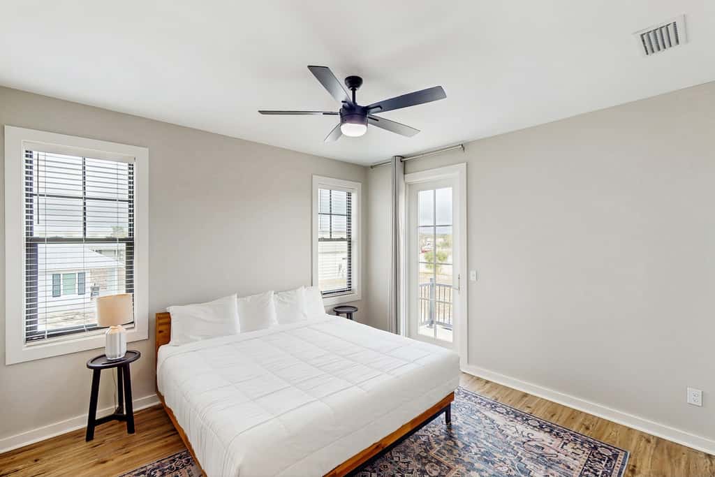 Dog-friendly bay view duplex with full kitchen, washer/dryer, & central AC