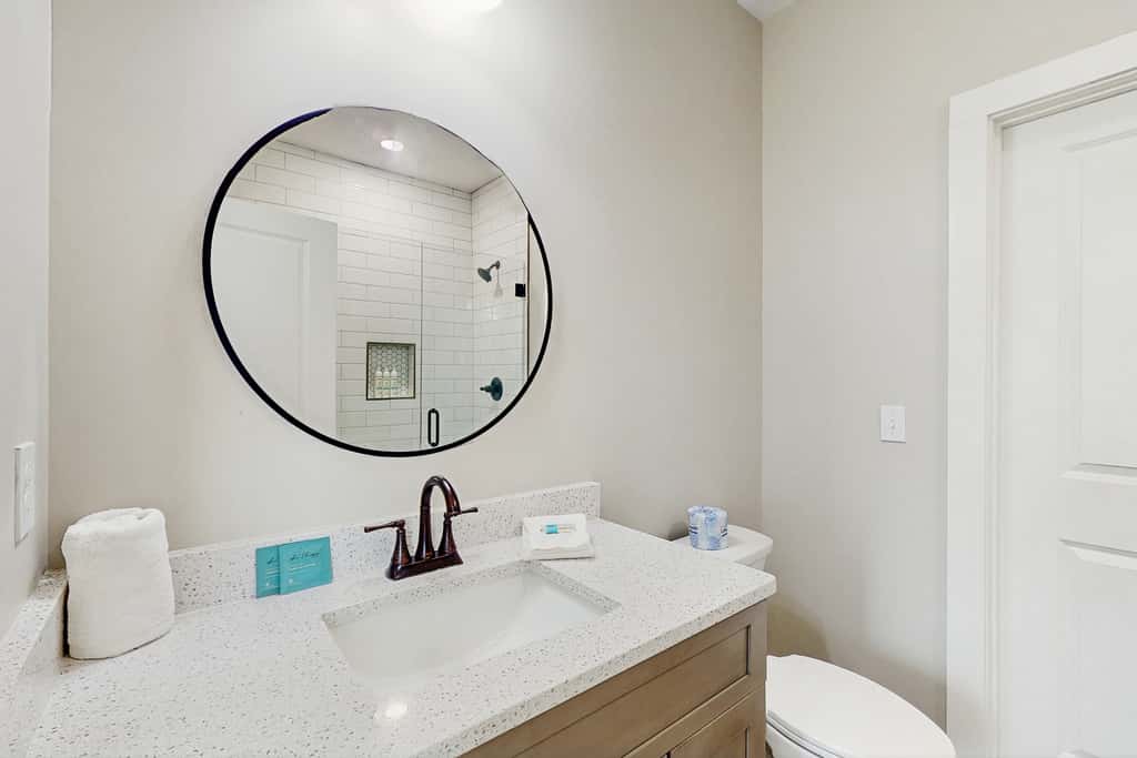 Dog-friendly bay view duplex with full kitchen, washer/dryer, & central AC