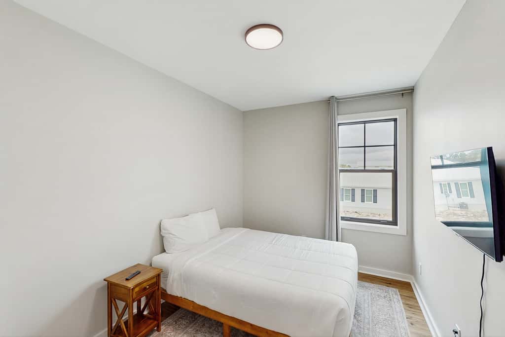Dog-friendly bay view duplex with full kitchen, washer/dryer, & central AC
