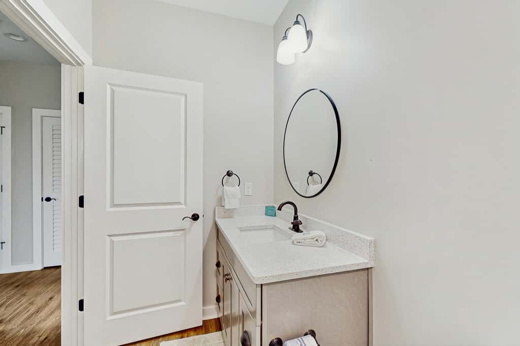 Dog-friendly bay view duplex with full kitchen, washer/dryer, & central AC