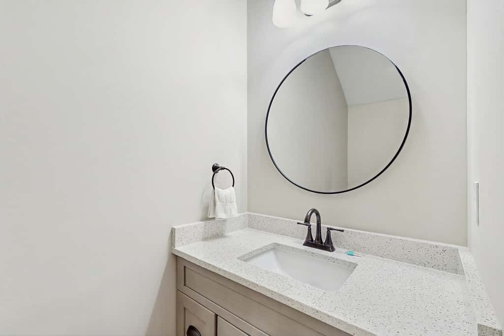 Dog-friendly bay view duplex with full kitchen, washer/dryer, & central AC