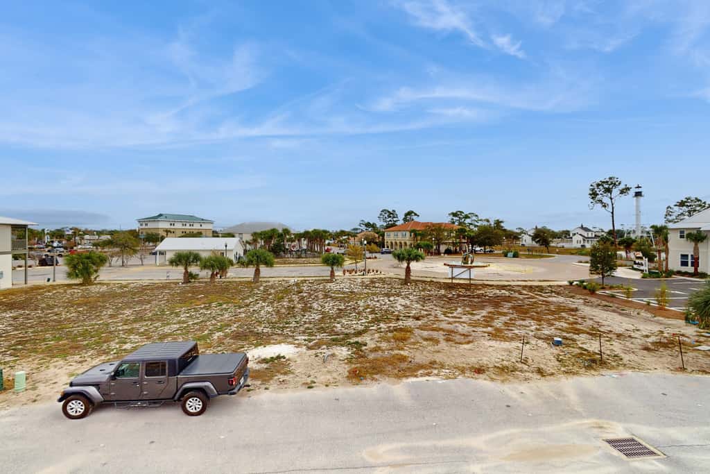 Dog-friendly bay view duplex with full kitchen, washer/dryer, & central AC