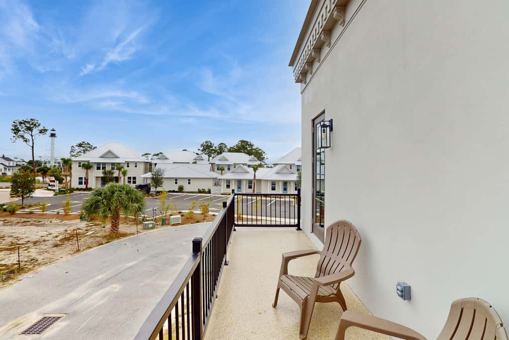 Dog-friendly bay view duplex with full kitchen, washer/dryer, & central AC