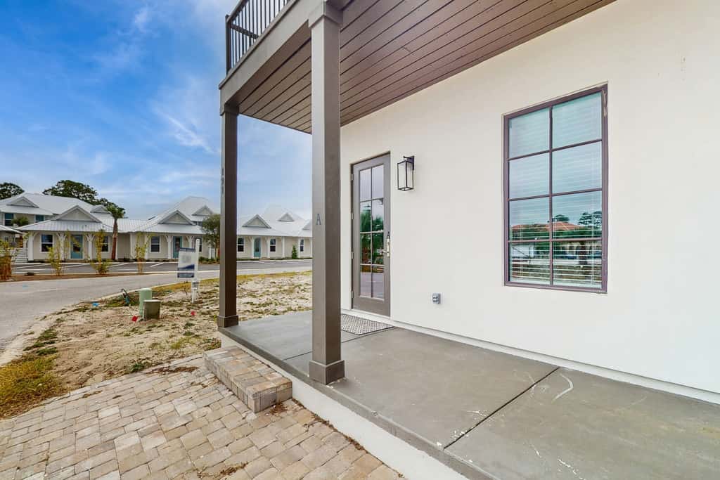 Dog-friendly bay view duplex with full kitchen, washer/dryer, & central AC