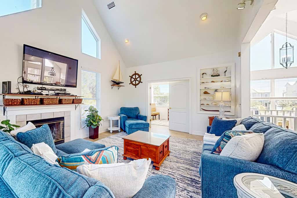 Newly renovated home with tennis, private pool, deck, & fireplace - dog-friendly