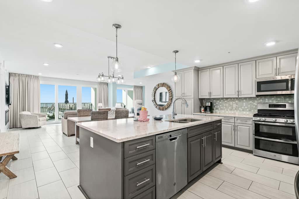 Blu 103 - Luxurious gulf-front condo with resort amenities - near entertainment