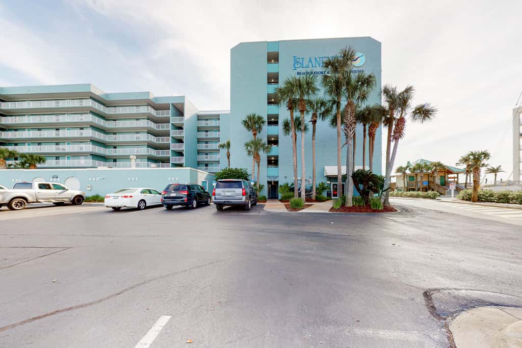 Beautiful beachfront condo with shared pool & beach access!