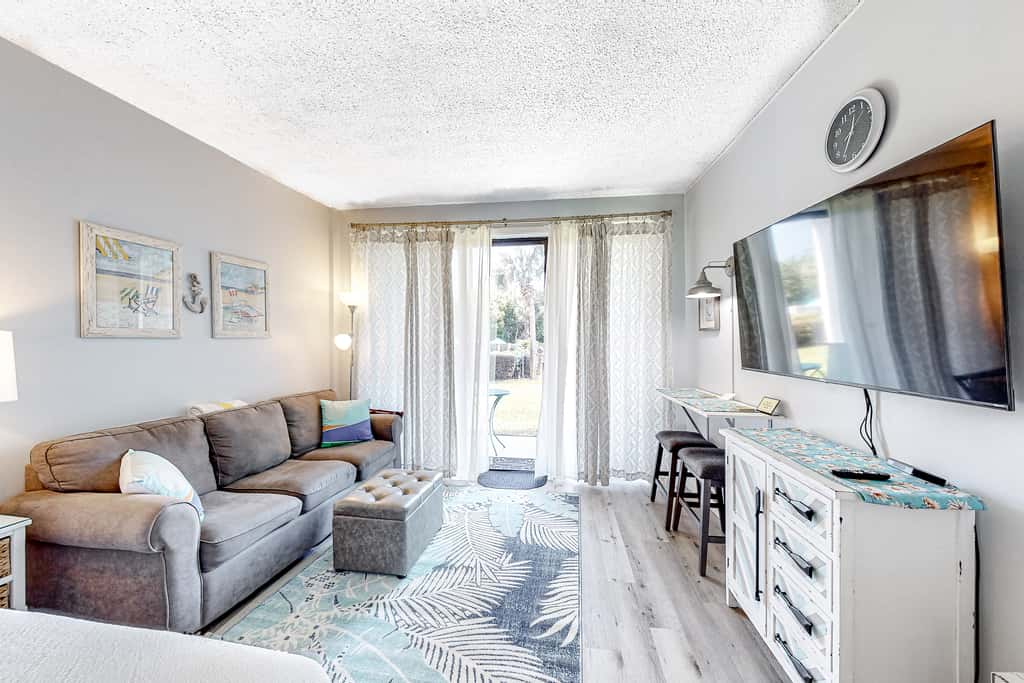 Ground-floor studio near the beach with patio, washer&dryer, outdoor pool & AC