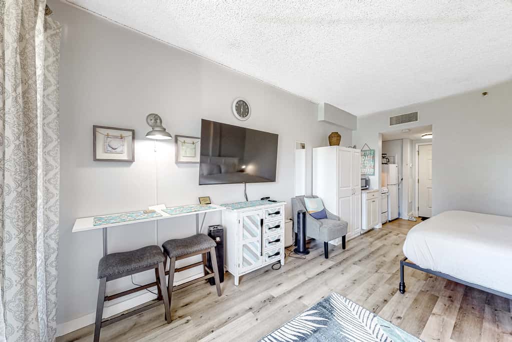 Ground-floor studio near the beach with patio, washer&dryer, outdoor pool & AC