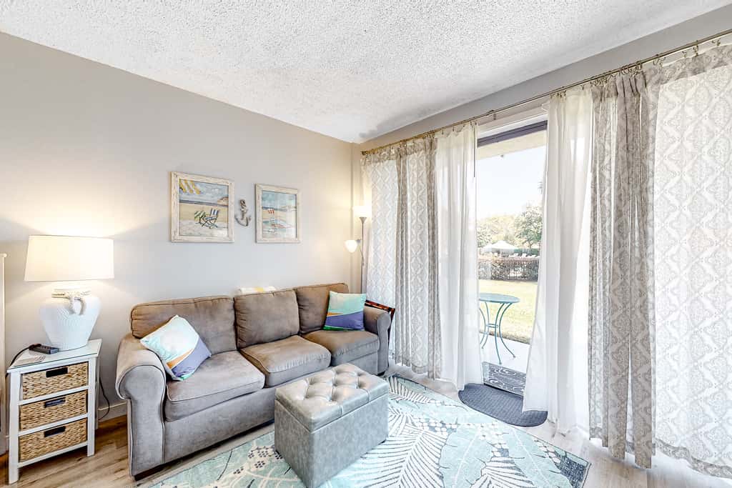 Ground-floor studio near the beach with patio, washer&dryer, outdoor pool & AC