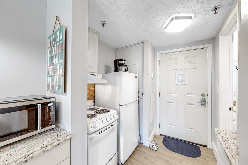 Ground-floor studio near the beach with patio, washer&dryer, outdoor pool & AC