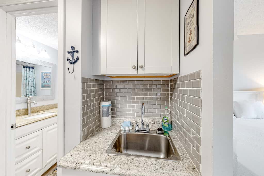 Ground-floor studio near the beach with patio, washer&dryer, outdoor pool & AC