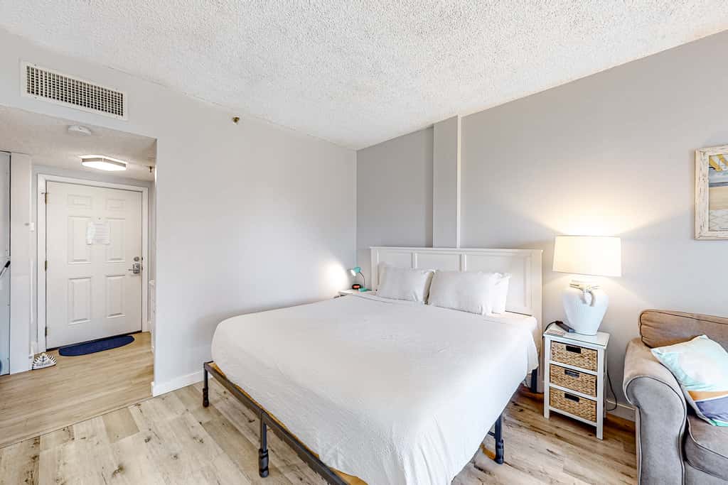Ground-floor studio near the beach with patio, washer&dryer, outdoor pool & AC