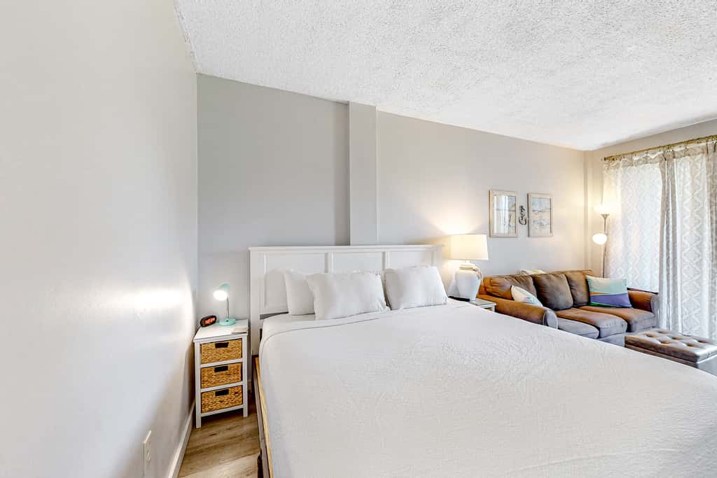 Ground-floor studio near the beach with patio, washer&dryer, outdoor pool & AC