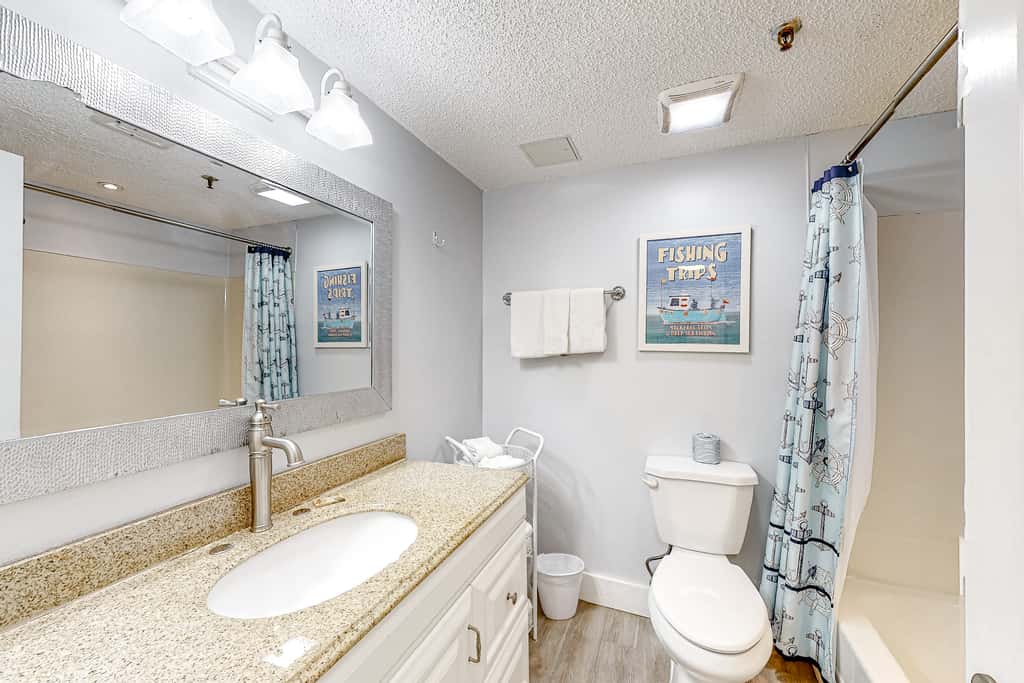 Ground-floor studio near the beach with patio, washer&dryer, outdoor pool & AC