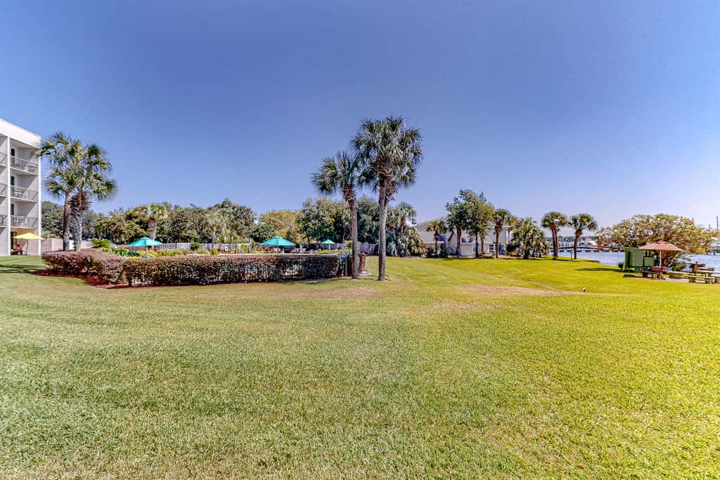 Ground-floor studio near the beach with patio, washer&dryer, outdoor pool & AC