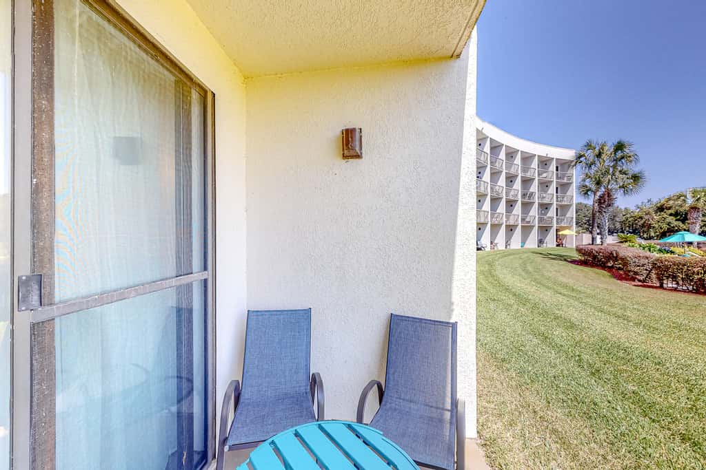 Ground-floor studio near the beach with patio, washer&dryer, outdoor pool & AC