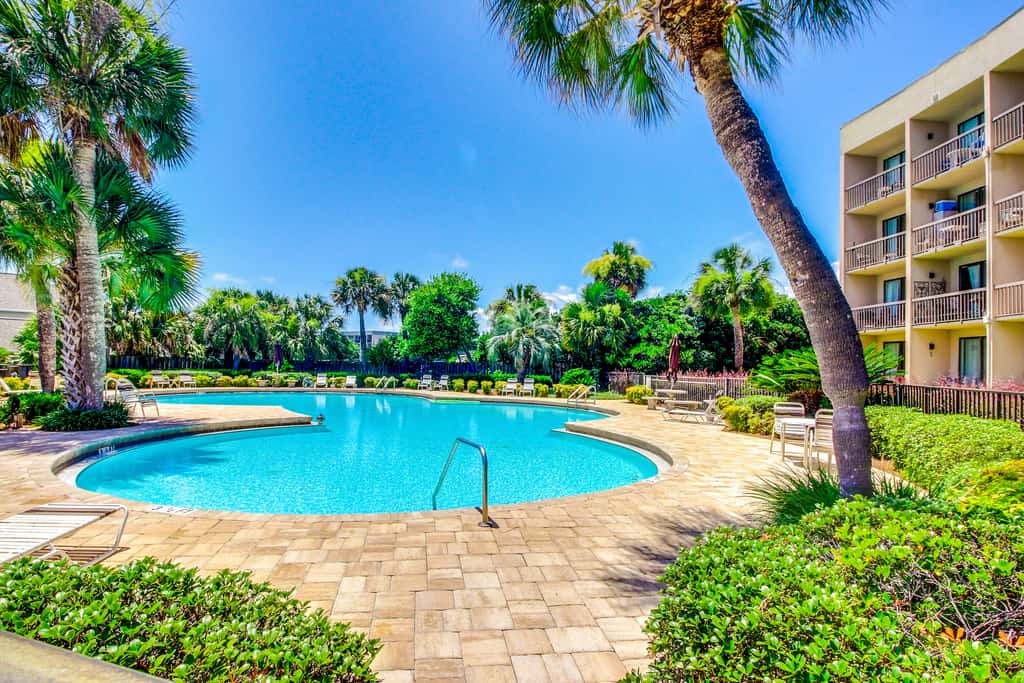 Ground-floor studio near the beach with patio, washer&dryer, outdoor pool & AC