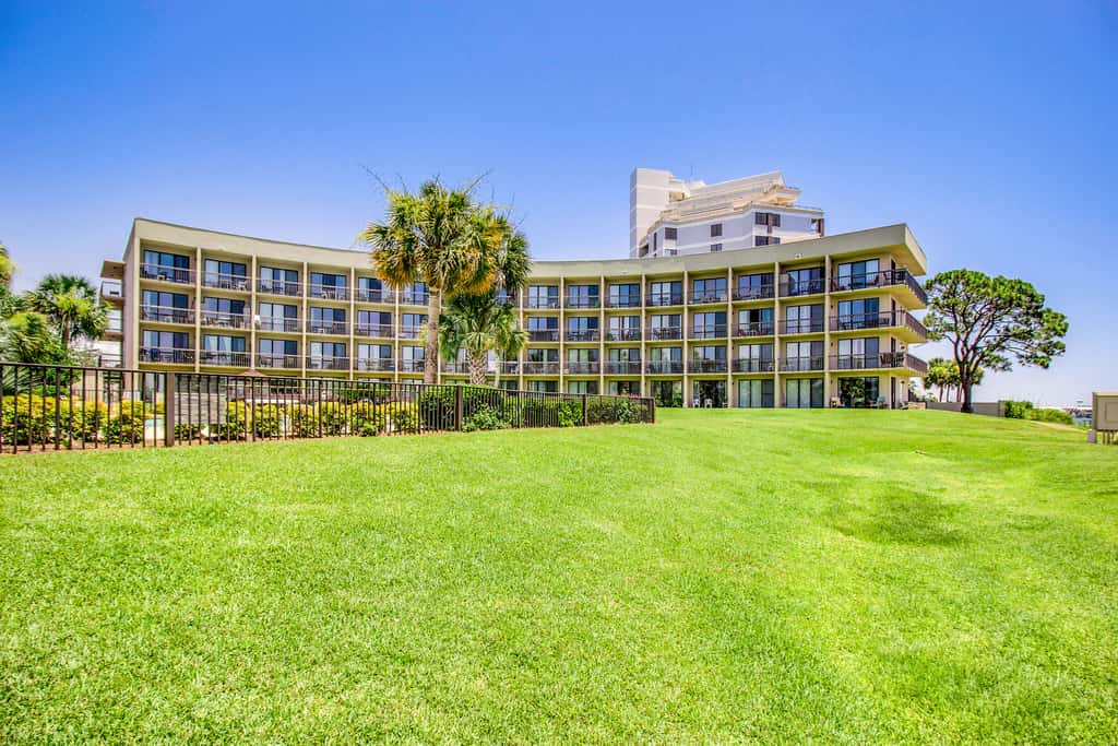 Ground-floor studio near the beach with patio, washer&dryer, outdoor pool & AC